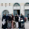 Oki Setiana Dewi berfoto dengan para mahasiswa