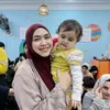 Oki Setiana Dewi gendong anak kecil
