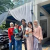 Adelia Wilhelmina bareng anak-anak Okie Agustina