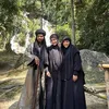 Olla Ramlan pakai gamis hitam