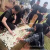 Olla Ramlan Ajak Anak-anak ke Makam Sang Ib