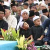 Opick ajak anak Salat Idul Fitri di Stadion Pakansari