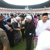Opick bersalaman dengan jamaah lain