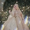 Inilah hasil photoshoot terbaru Elly Sugigi yang bikin heboh gara-gara mengenakan busana pengantin.