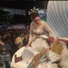 Syahrini naik kereta kencana