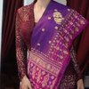 Untuk acara malam syukuran pernikahan Aurel dan Atta tersebut, Yuni Shara mengenakan kebaya warna ungu karya dari desainer Dwi Purnomo Sikie.