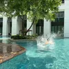 Cha Eun Woo Berenang di Bangkok