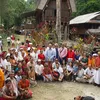 Pandji Pragiwaksono dan warga Tana Toraja
