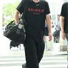 Park Ji Hoon Menyeberang