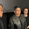 Pasha Ungu pakai kacamata