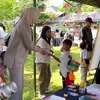 Momen Paula Verhoeven ikut kegiatan market day di sekolah anak