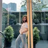 Risa Amel bersandar di tiang
