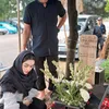 Nurah Syahfirh &amp; Teuku Rafly di makam anak ke-4
