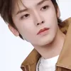 Hou Minghao pakai kalung silver