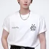 Hou Minghao pakai kaos putih