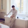 Jungkook duduk di bathtub