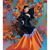 Sang istri, Sarwendah, terlihat begitu cantik mengeankan gaun panjang warna hitam yang di bagian bawah dihias warna orange bercahaya. So stunning!