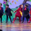 Abang L tampil di panggung sekolah