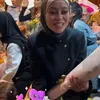 Lesti pakai baju hitam dan pegang buket bunga