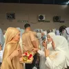 Ayu difoto tamu undangan