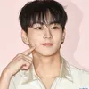 Jungwon pose tunjuk pipi