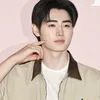 Sunghoon pose tunjuk pipi