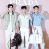Sunghpon, Jungwon, dan Jay pose membawa tas