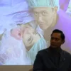 Agus Yudhoyono dengan latar foto persalinan Annisa Pohan