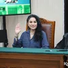 Nikita Mirzani Melambaikan Tangan