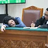Nikita Mirzani Berbaring di Meja