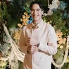 El Rumi pakai kemeja krem lengan panjang