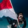 Kirana Larasati Kibarkan Bendera Merah Putih di Laut