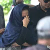 Keluarga Bunga Zainal di pemakaman