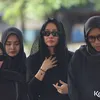 Bunga Zainal menangis di pemakaman