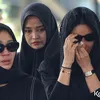 Bunga Zainal mengusap air mata