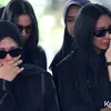 Bunga Zainal pakai baju serba hitam di pemakaman ayah