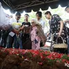 Henny Purwonegoro Antar Suami ke Peristirahatan Terakhir