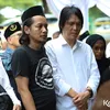 Once Mekel dan Indra qadarsih di Pemakaman Totok