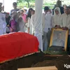 Pemakaman Ayah Marini Zumarnis