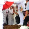 Pemakaman Ayah Marini Zumarnis