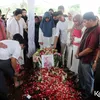 Pemakaman Ayah Marini Zumarnis