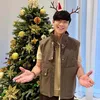 JJ Lin pose dengan pohon natal