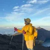 Atiek CB Sukses Mendaki Puncak Gunung Rinjani di Usia 62 Tahun