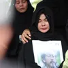 Karina menangis di pemakaman Epy Kusnandar