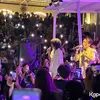 Momo memegang mic