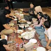 Atta Halilintar makan lesehan