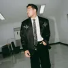Adrian Khalif dalam balutan setelan jas