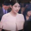 IU pakai dress dan rambut digelung