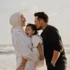 Baby Rumi Anak Dian Pelangi Main ke Pantai