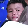 Bintang DA 8 dipeluk ibu